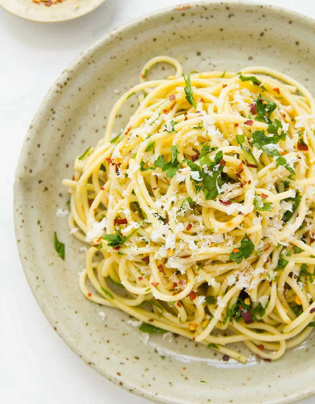 Spaghetti aglio olio e ricotta salata